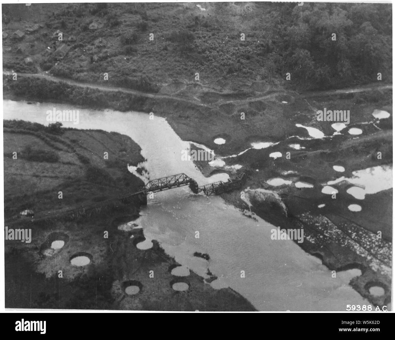 Campagne de bombardement. Sud-est de l'Asie et le Pacifique ; la portée et contenu : Le Bawgyo pont de chemin de fer, l'un des principaux ponts sur la ligne Lashio Mandalay important a été détruit récemment par B-25 de la 10ème Air Force. Destruction du pont va interférer sérieusement avec le mouvement des fournitures et des renforts japonais dans le nord-est de la Birmanie. Bawgyo pont après attaque. Remarque démoli span et cratère entourant la cible. Banque D'Images