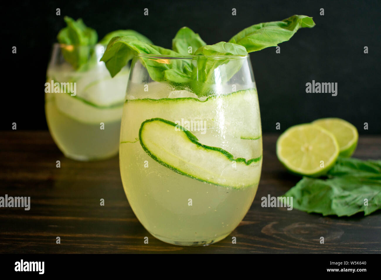 Basilic concombre cocktail Gin Tonic Photo Stock - Alamy