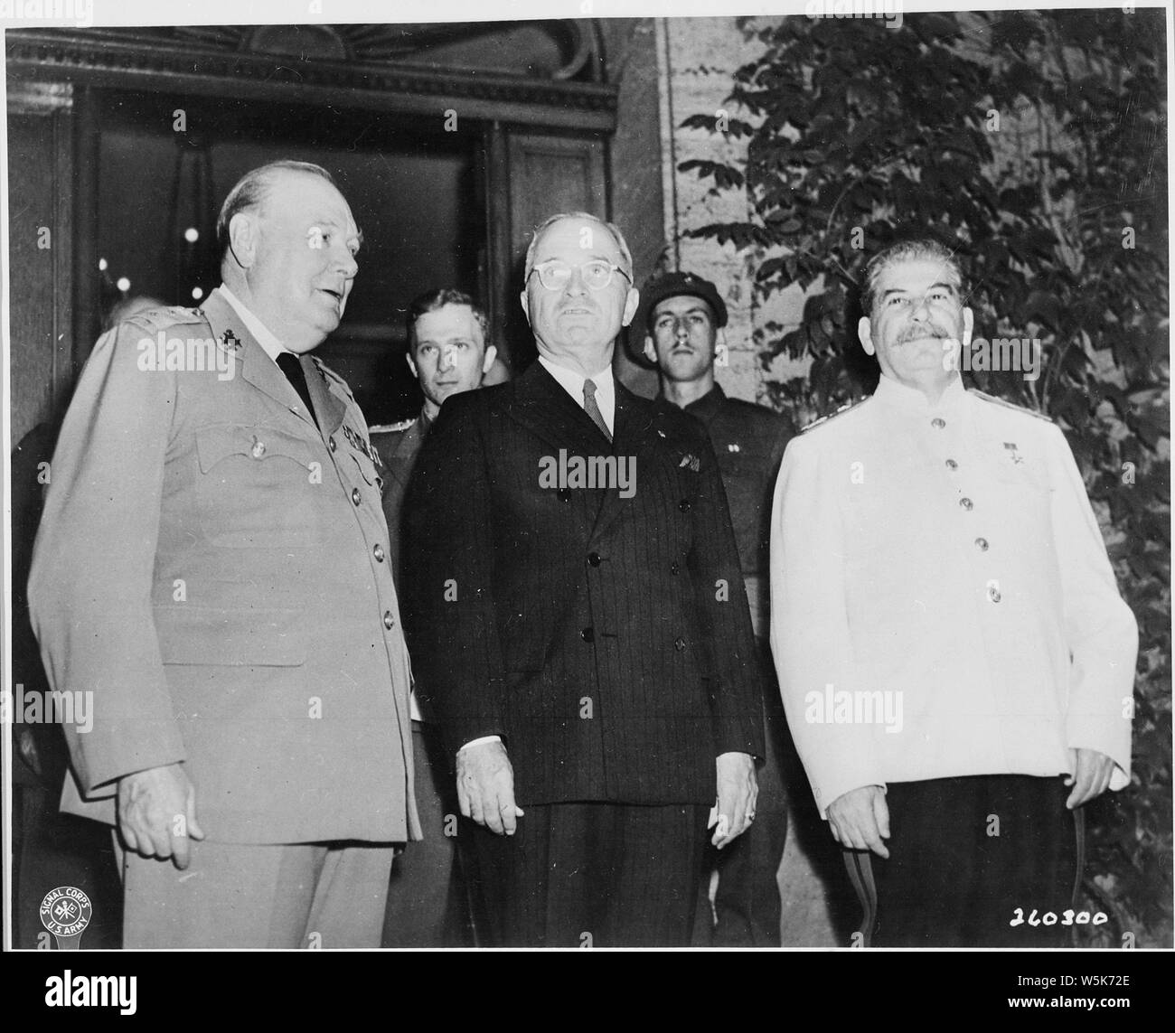 Le Premier ministre britannique Winston Churchill (à gauche), le Président Harry S. Truman, et le leader soviétique Joseph Staline sur les marches de la maison de M. Churchill lors de la Conférence de Potsdam en Allemagne. M. Churchill a juste donné un dîner pour M. Truman et M. Staline. Banque D'Images