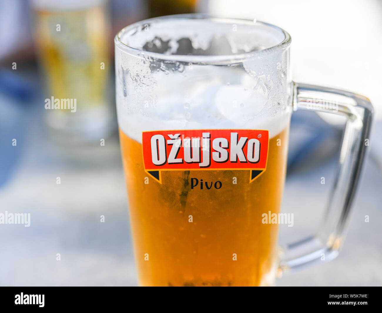 Bière locale servie dans un restaurant à Brela sur la riviera de Makarska. Ozujsko est bière la plus populaire en Croatie. Banque D'Images