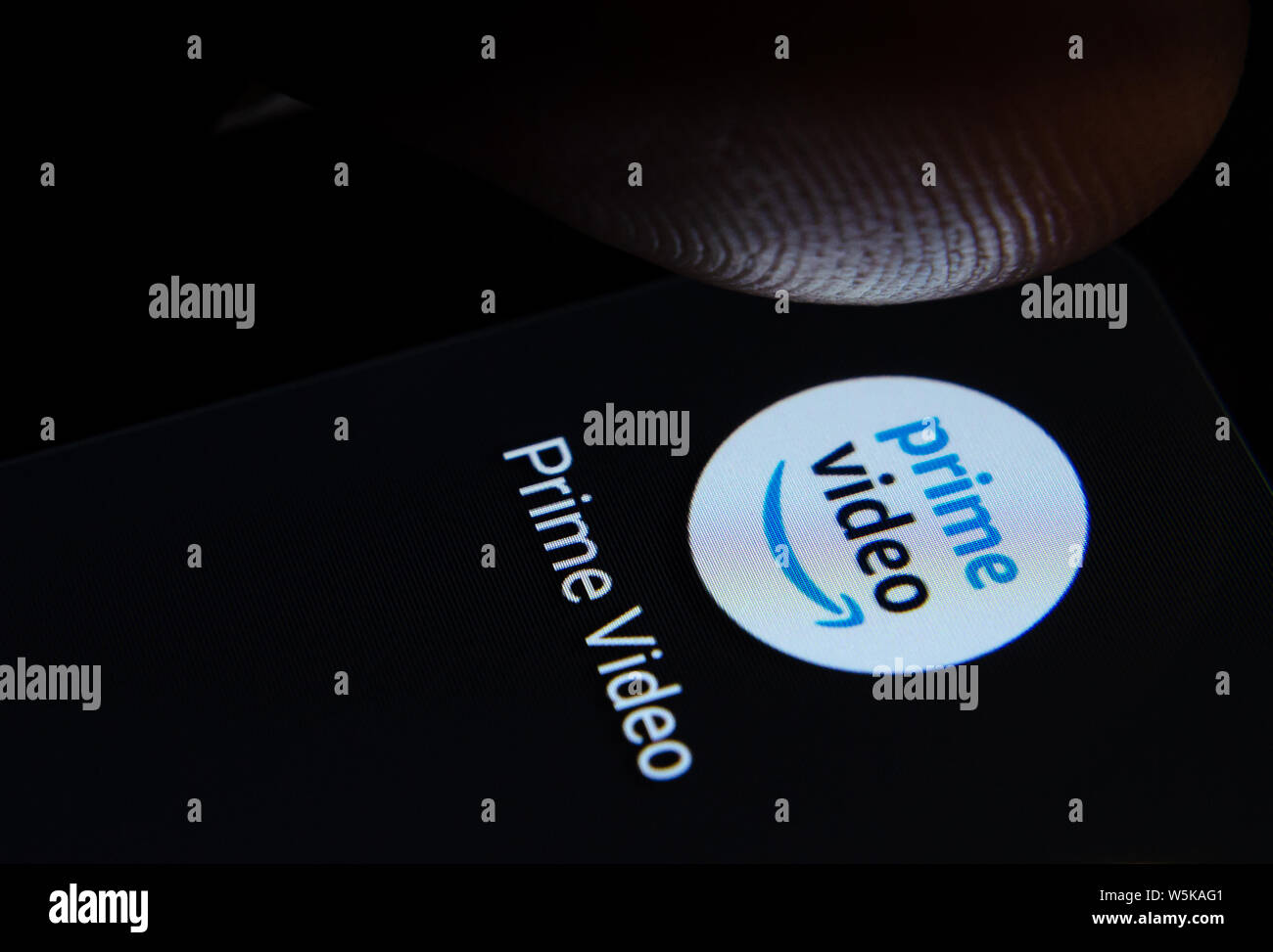 Amazon premier icône de l'application vidéo sur l'écran du smartphone avec pixels visibles et le doigt sur le point de lancer. Banque D'Images