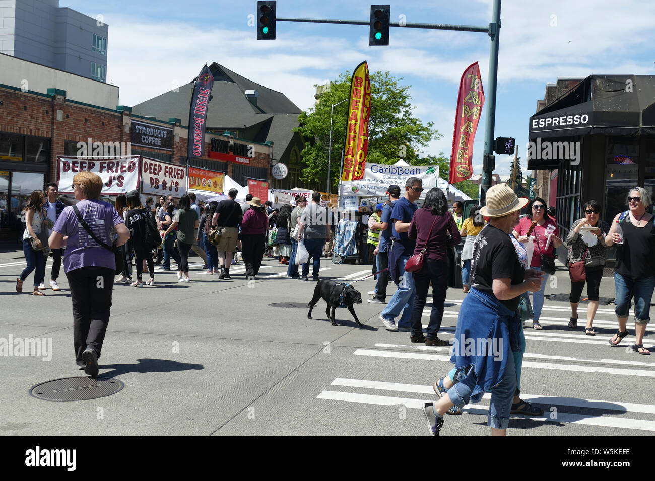 SEATTLE - Mai 18, 2019 - la foule au quartier de l'université la 50e foire de rue (plus ancienne du pays), Seattle, Washington Banque D'Images