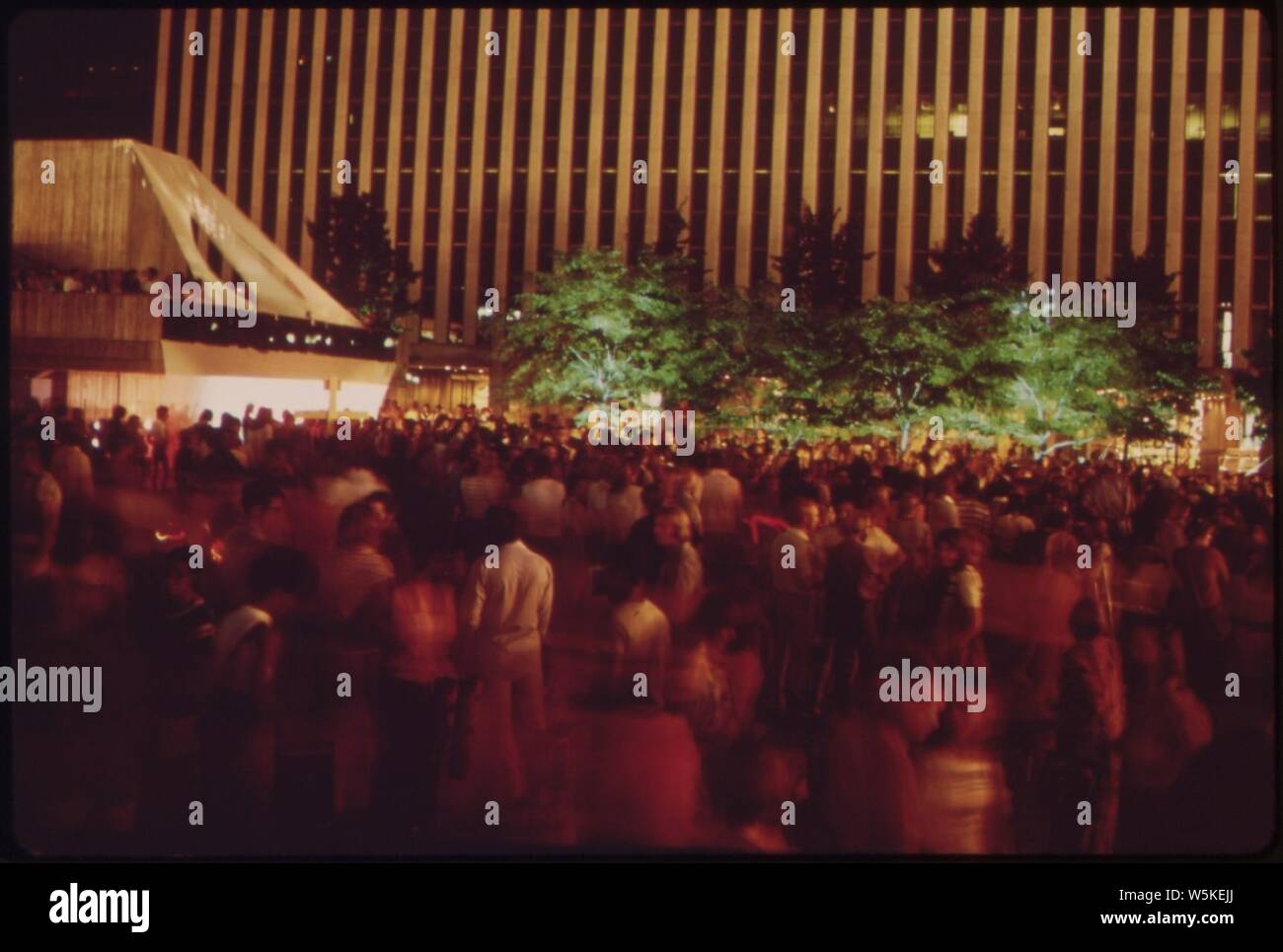 Jours d'août (prononcé Chien) est d'un mois de la présentation de tous les Arts à centre-ville de Cincinnati's Immensely Popular Public Plaza, la place de la fontaine. Jazz et Rock Interprètes danse du serpent autour de la place 07-1973 (3887893332). Banque D'Images