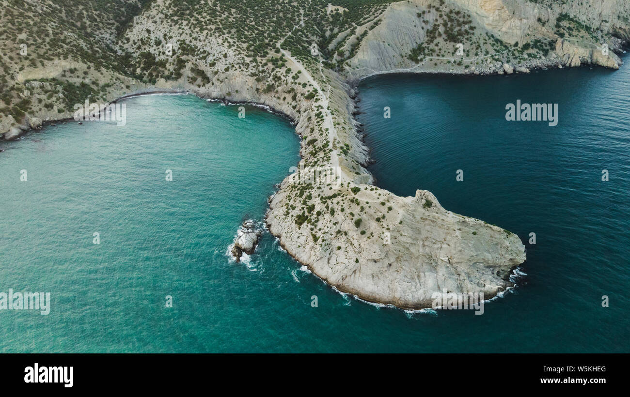 Vue aérienne de la côte de la mer Noire et rocky cape Kapchik Noviy dans Svet, Krym Banque D'Images