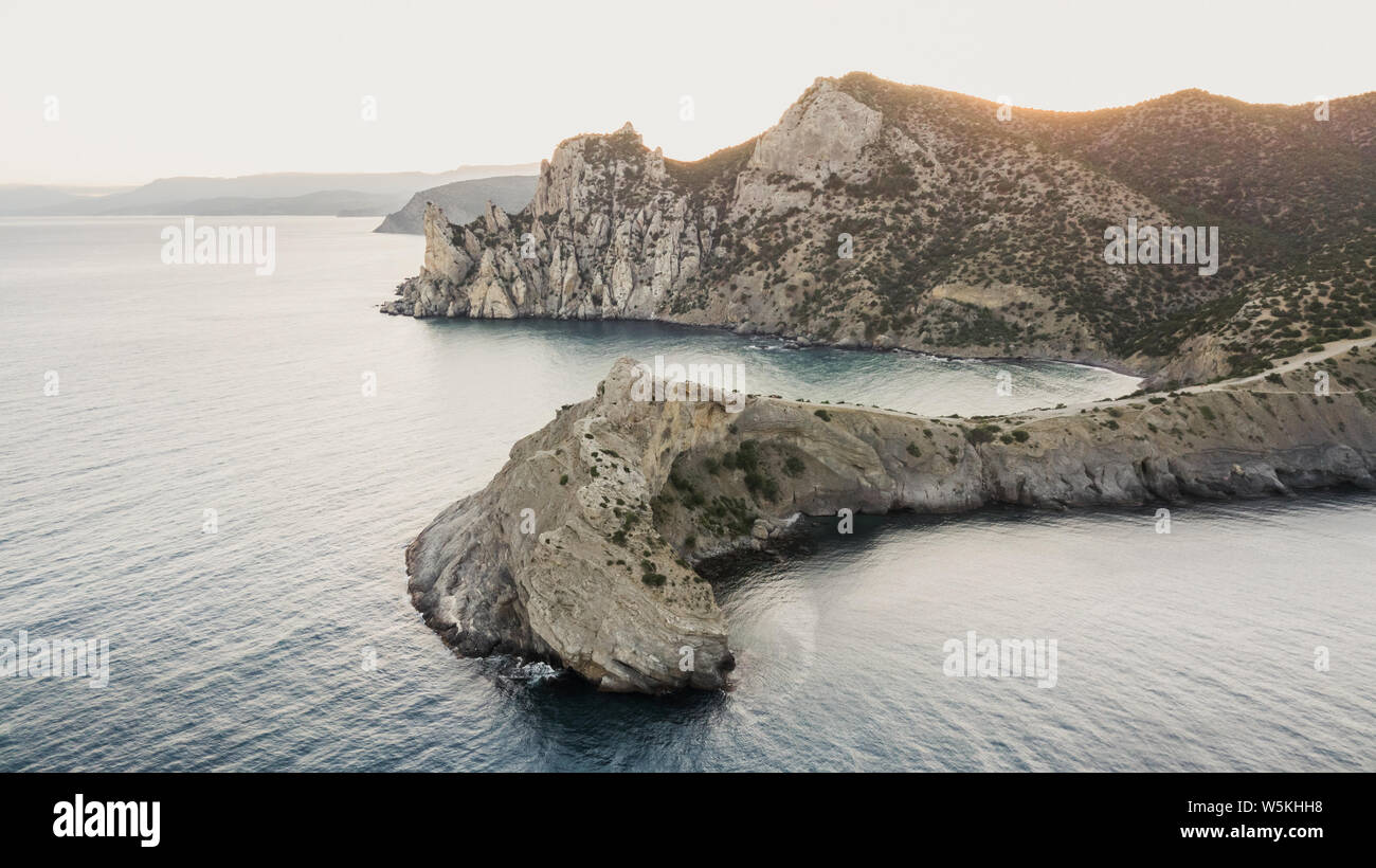 Vue aérienne de la côte de la mer Noire et rocky cape Kapchik Noviy dans Svet, Krym Banque D'Images