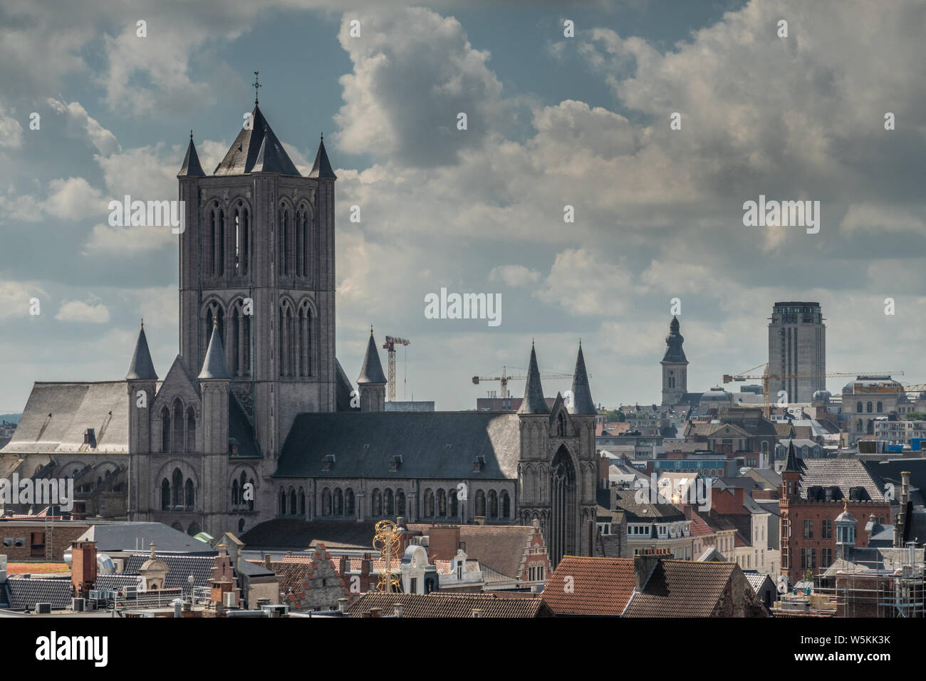 Gand, Flandre orientale, Belgique - 21 juin 2019 : Tourné à partir de la tour du château, vue sur les toits de la ville avec l'église Sint Niklaas montre à l'arrière et l'Université de Tours Banque D'Images