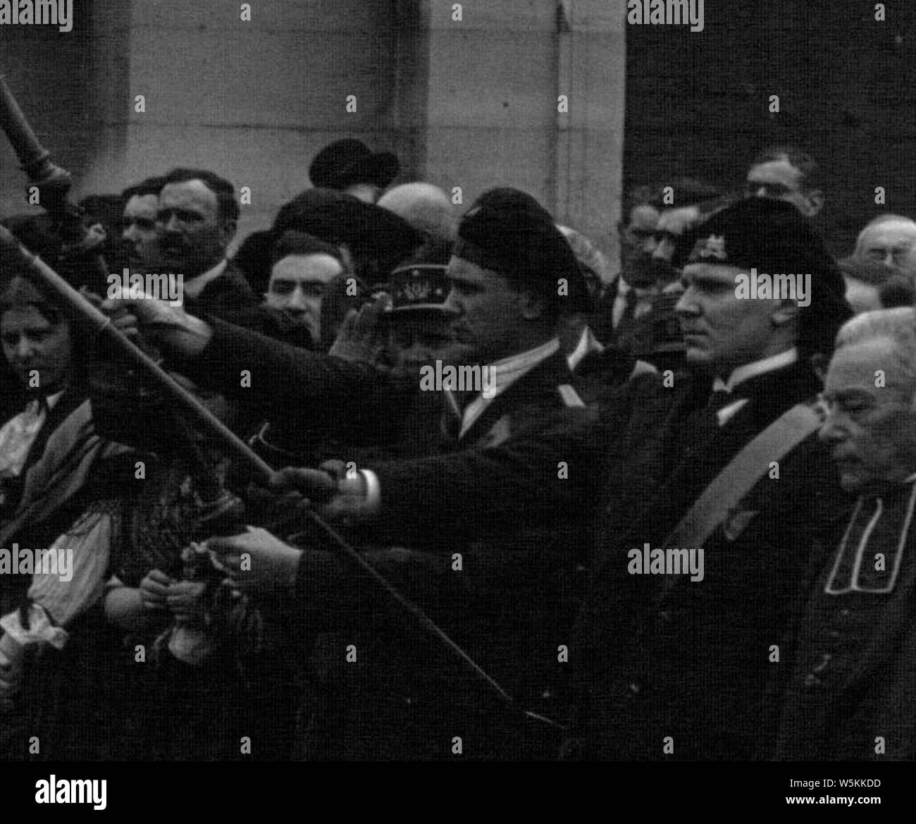 Cérémonie patriotique à la statue de Strasbourg Place de la Concorde en 1923 - Deux faluches - Détail d'un cliché de l'agence Meurisse. Banque D'Images