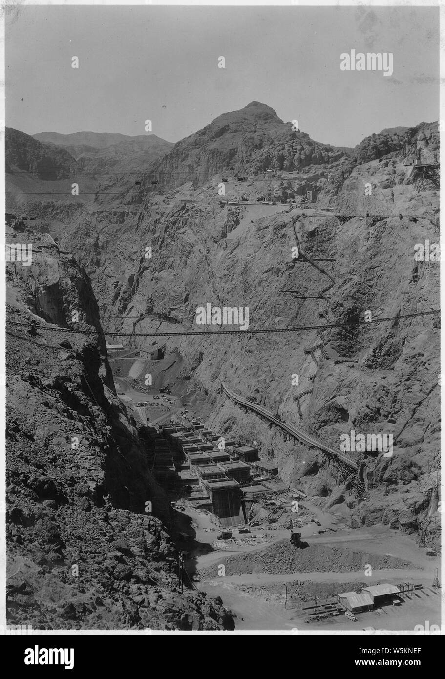 Emplacement du barrage et la structure comme vu du point sur Arizona canyon rim à peu près définie par le point de coordonnées N 31 000 W, 48 700. La vue s'étend en aval. ; Portée et contenu : la photographie de deux volumes d'une série d'albums de photos documentant la construction de barrage Hoover, Boulder City, Nevada. Banque D'Images