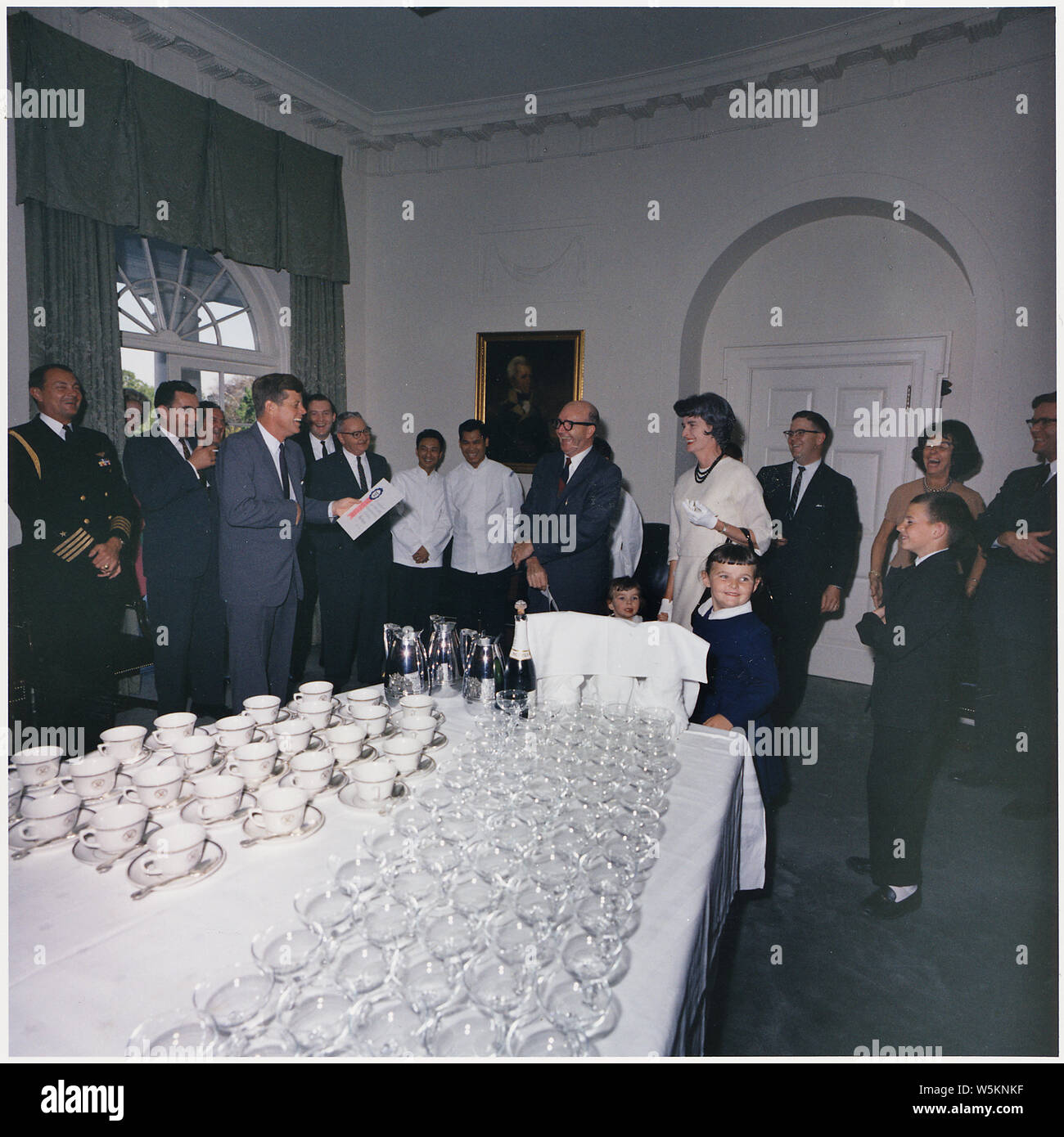 Dave Powers 50e anniversaire. Le capitaine Shepard Tazewell, Letitia Baldrige, Général Godfrey T. McHugh (homme non identifié), le Président Kennedy (homme non identifié) John J. O'Leary Muggsy, serveurs, Dave Powers, Mary Jo pouvoirs, pouvoirs, pouvoirs Mme Daine, John J. McNally, David J. Pouvoirs, Evelyn Lincoln, Ted Sorensen. Maison Blanche, salle du Cabinet. Banque D'Images