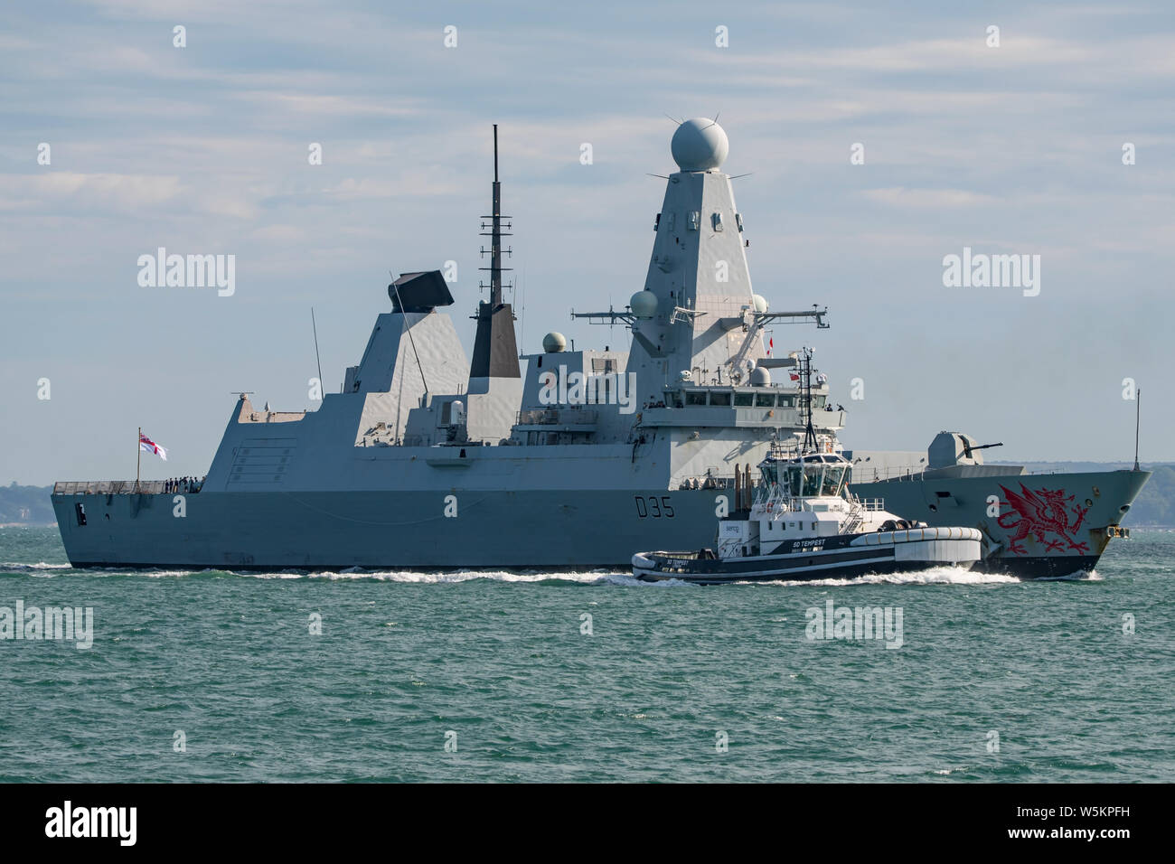 La Royal Navy de la classe 45 Type de défense aérienne audacieuse destroyer HMS Dragon (D35) est retourné à Portsmouth, Royaume-uni le 29/7/19 après une période d'entraînement en mer. Banque D'Images