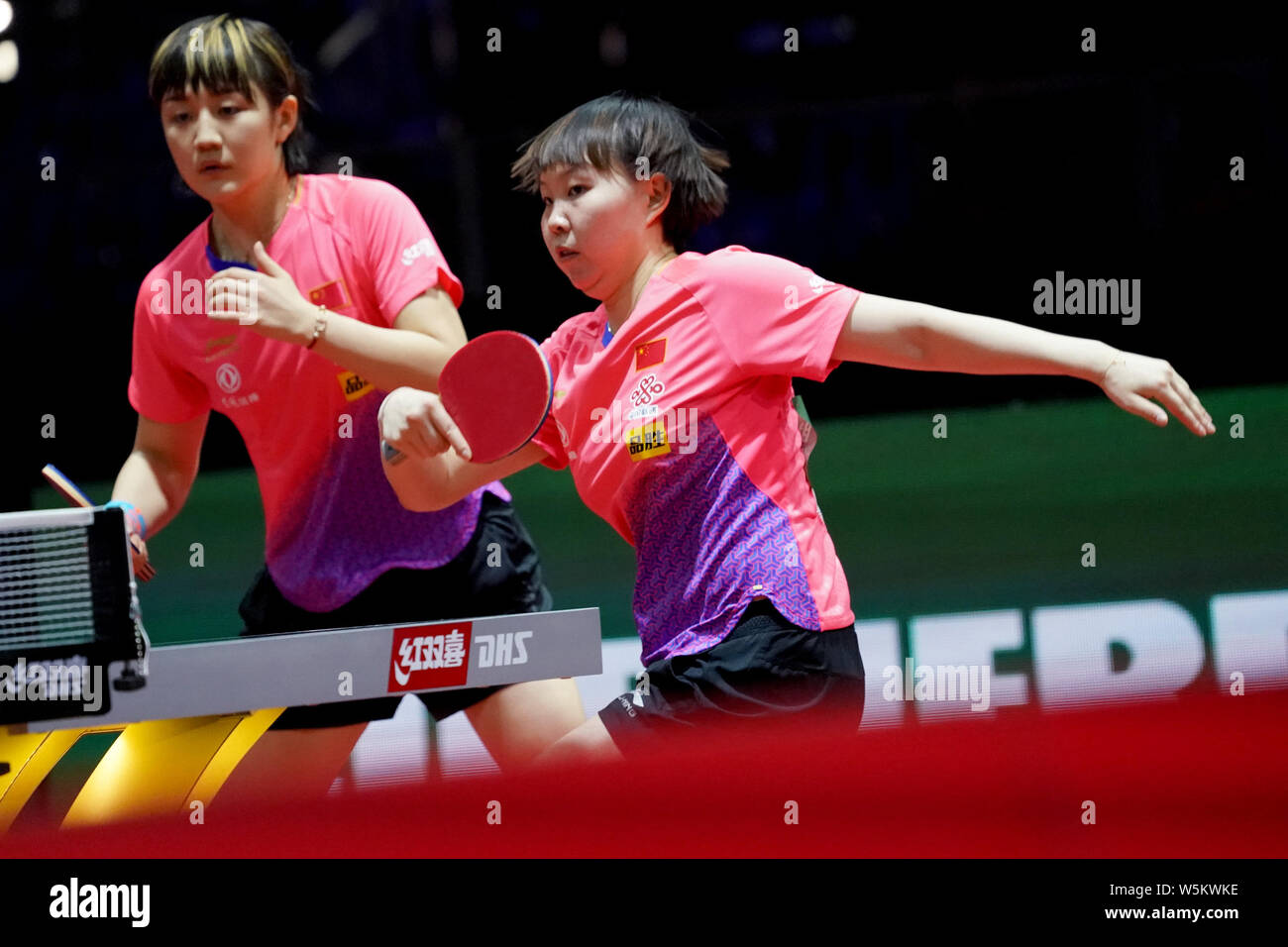 Zhu Yuling de Chine renvoie un shot à Belma Busatlic et Emina Hadziahmetovic de Bosnie-Herzégovine dans leur premier match de double féminin Banque D'Images