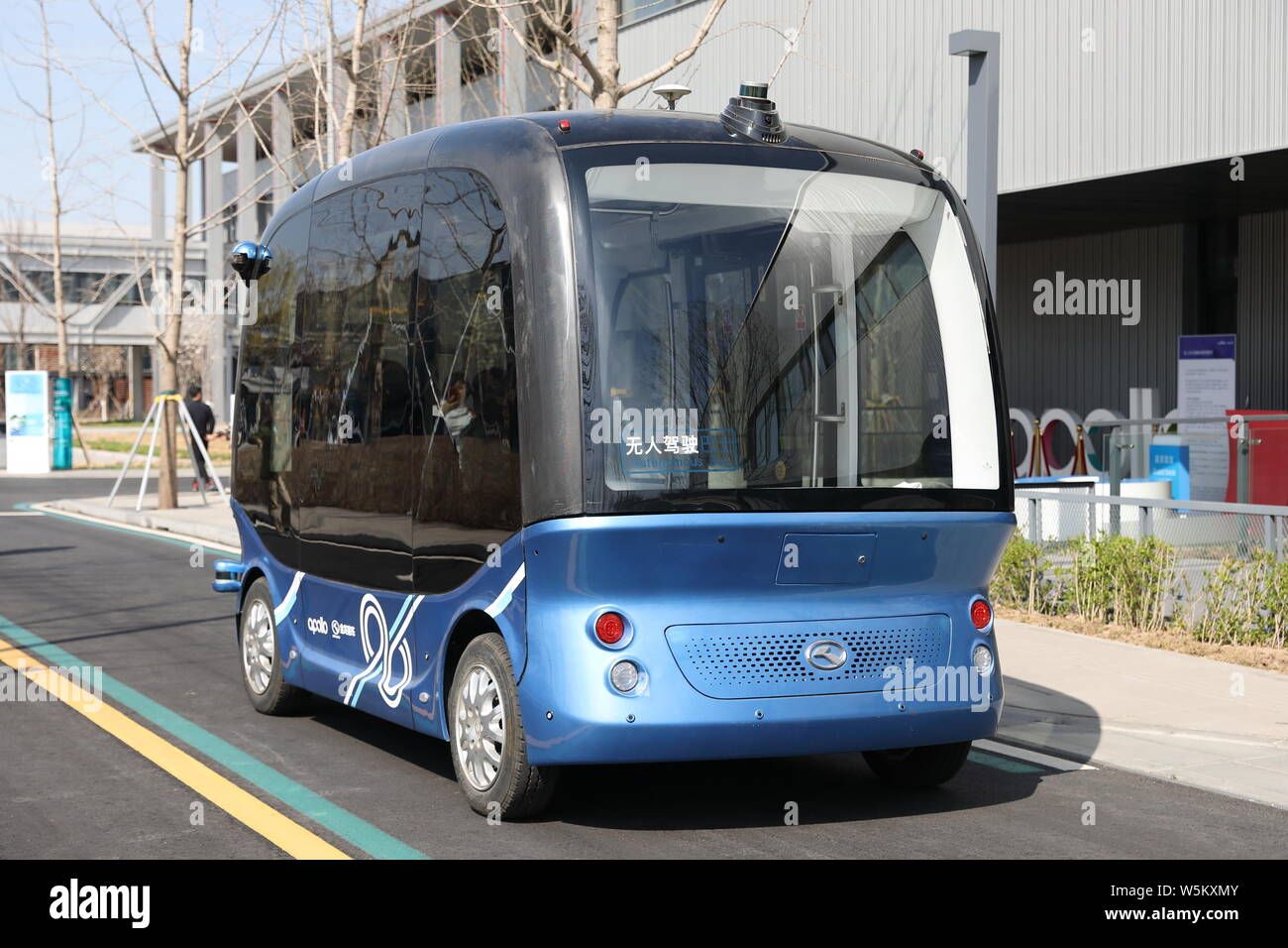 Une auto-conduite tour bus erre dans la nouvelle zone économique spéciale Xiong'un nouveau domaine dans la ville de Baoding, province de Hebei en Chine du nord, 1 avril 2019. Lanes Banque D'Images