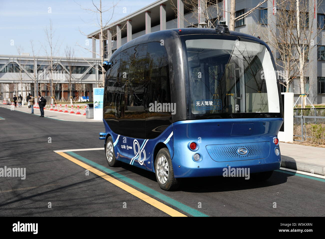 Une auto-conduite tour bus erre dans la nouvelle zone économique spéciale Xiong'un nouveau domaine dans la ville de Baoding, province de Hebei en Chine du nord, 1 avril 2019. Lanes Banque D'Images