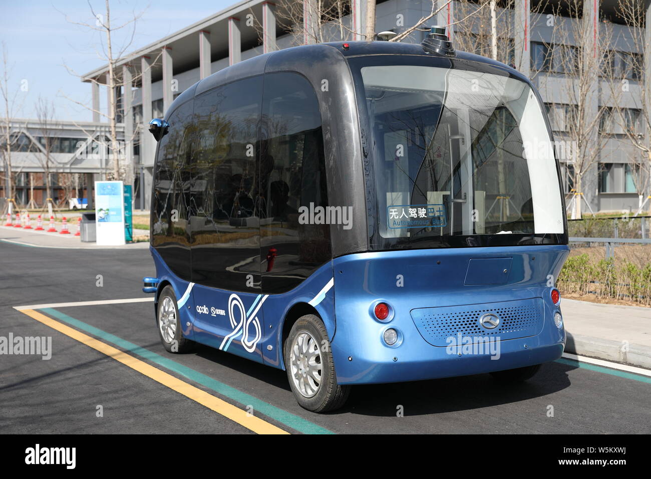 Une auto-conduite tour bus erre dans la nouvelle zone économique spéciale Xiong'un nouveau domaine dans la ville de Baoding, province de Hebei en Chine du nord, 1 avril 2019. Lanes Banque D'Images