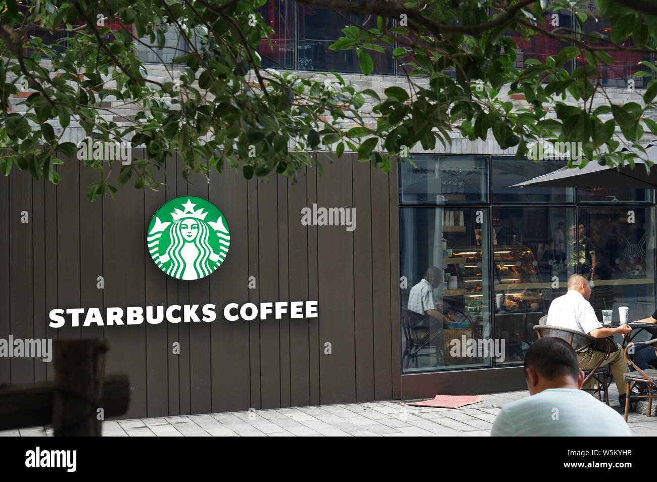 --FILE--Vue d'un café de café Starbucks à Shanghai, Chine, le 13 septembre 2018. La chaîne de café américaine Starbucks a annoncé jeudi que son revenu net Banque D'Images