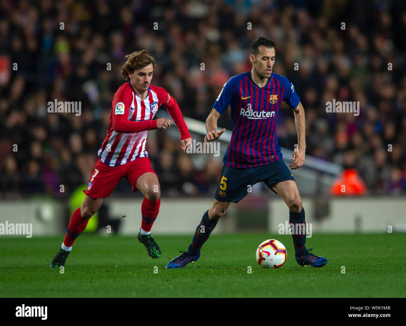Sergio Busquets, du FC Barcelone, droite, Antoine Griezmann défis du Club Atlético de Madrid au cours de leur 31e match de la Liga 2018-2019 Banque D'Images