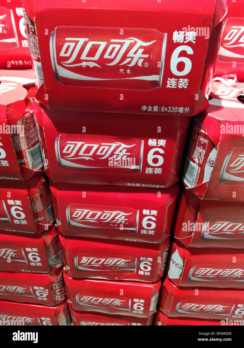 Boîtes de coke de Coca-Cola sont en vente dans un supermarché à Yichang city, province du Hubei en Chine centrale, 2 avril 2019. Les principales boissons Coca-Cola Co wil Banque D'Images