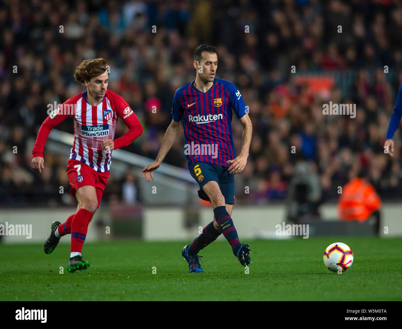 Sergio Busquets, du FC Barcelone, droite, Antoine Griezmann défis du Club Atlético de Madrid au cours de leur 31e match de la Liga 2018-2019 Banque D'Images