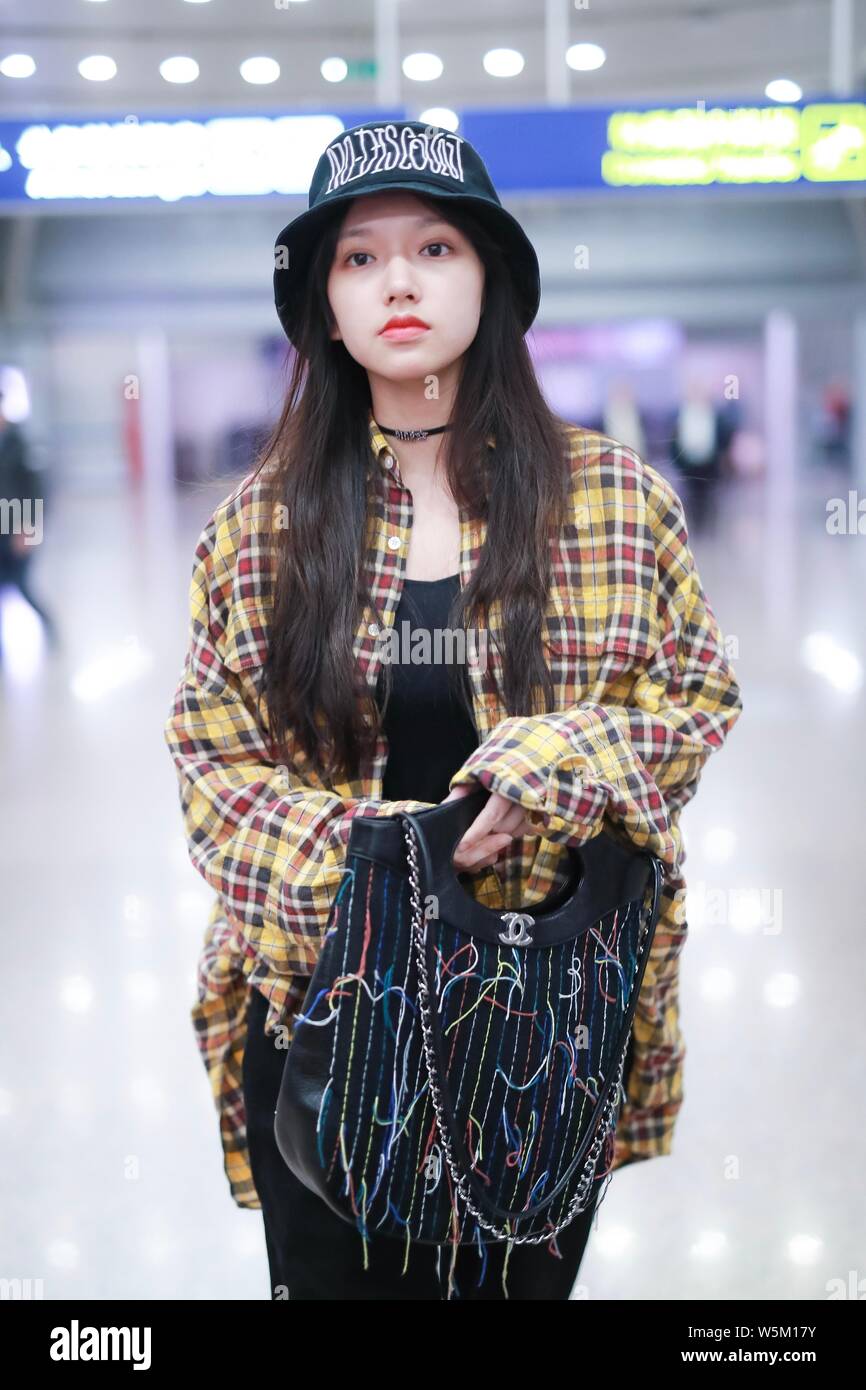 Chanteur chinois Cheng Xiao de l'Korean-Chinese groupe fille filles cosmique, également connu sous le WJSN, arrive à l'aéroport international Beijing Capital dans Banque D'Images