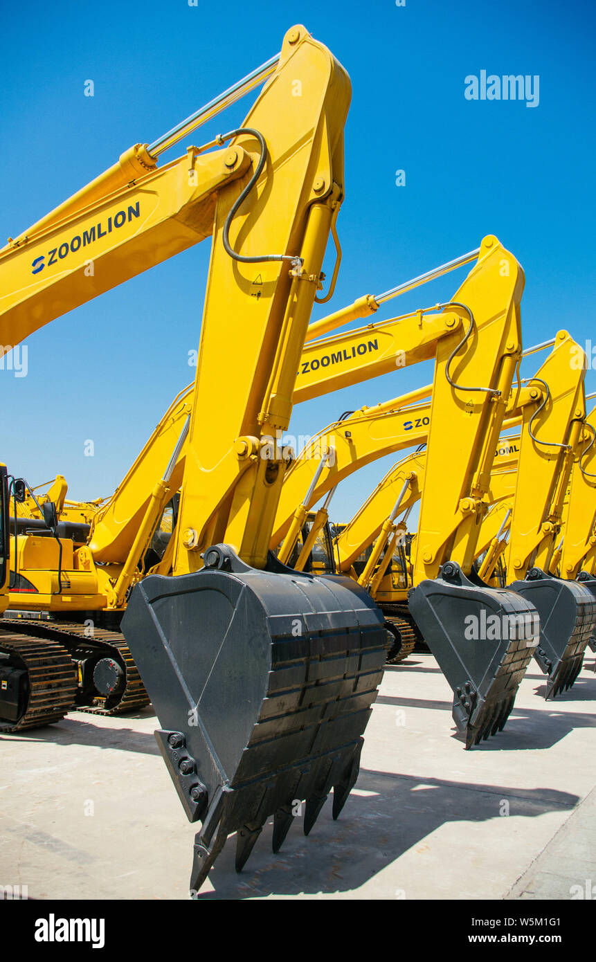 --FILE--Zoomlion excavatrices sont vus dans une zone de haute technologie à Weinan ville, nord-ouest de la Chine, dans la province de Shaanxi, du 28 juin 2013. Zoomlion Heavy Industry S Banque D'Images