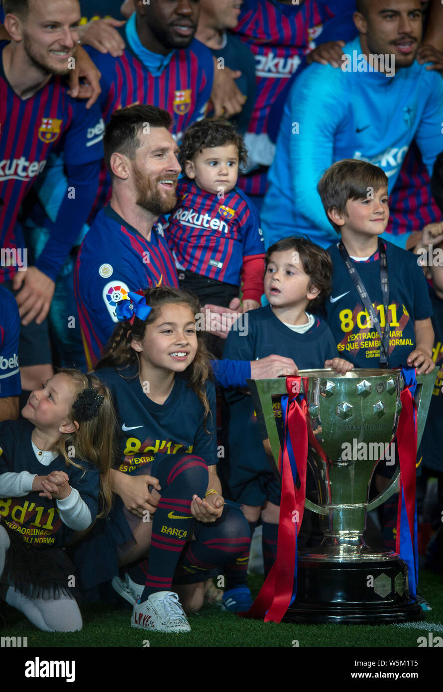 Lionel Messi, centre, et ses coéquipiers du FC Barcelone posent avec leurs enfants après qu'ils défait Levante UD au cours de leur 35e match de la La Li Banque D'Images