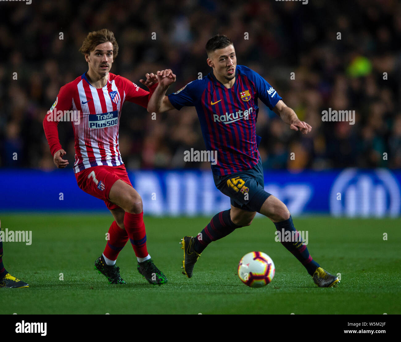 Clement Lenglet du FC Barcelone, droit, défis Antoine Griezmann du Club Atlético de Madrid au cours de leur 31e match de la Liga 2018-2019 Banque D'Images