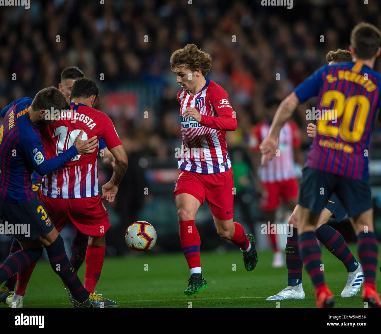 Antoine Griezmann Club de l'Atletico de Madrid, centre, dribbles contre le FC Barcelone au cours de leur 31e match de la saison 2018-2019 de la Liga à C Banque D'Images