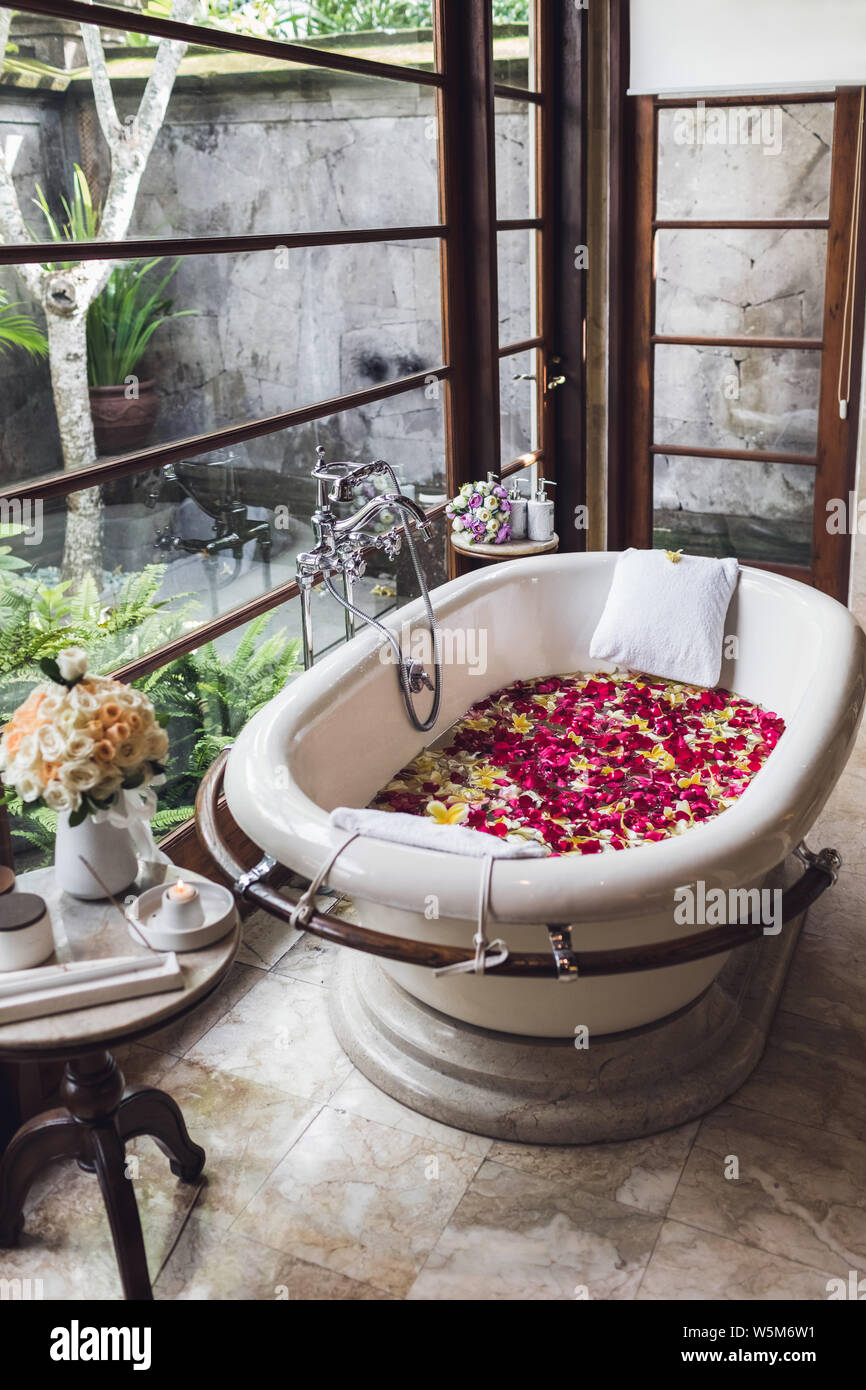 Baignoire avec des fleurs tropicales, spa, relaxation, soins du corps, la  thérapie. Vue d'en haut Photo Stock - Alamy