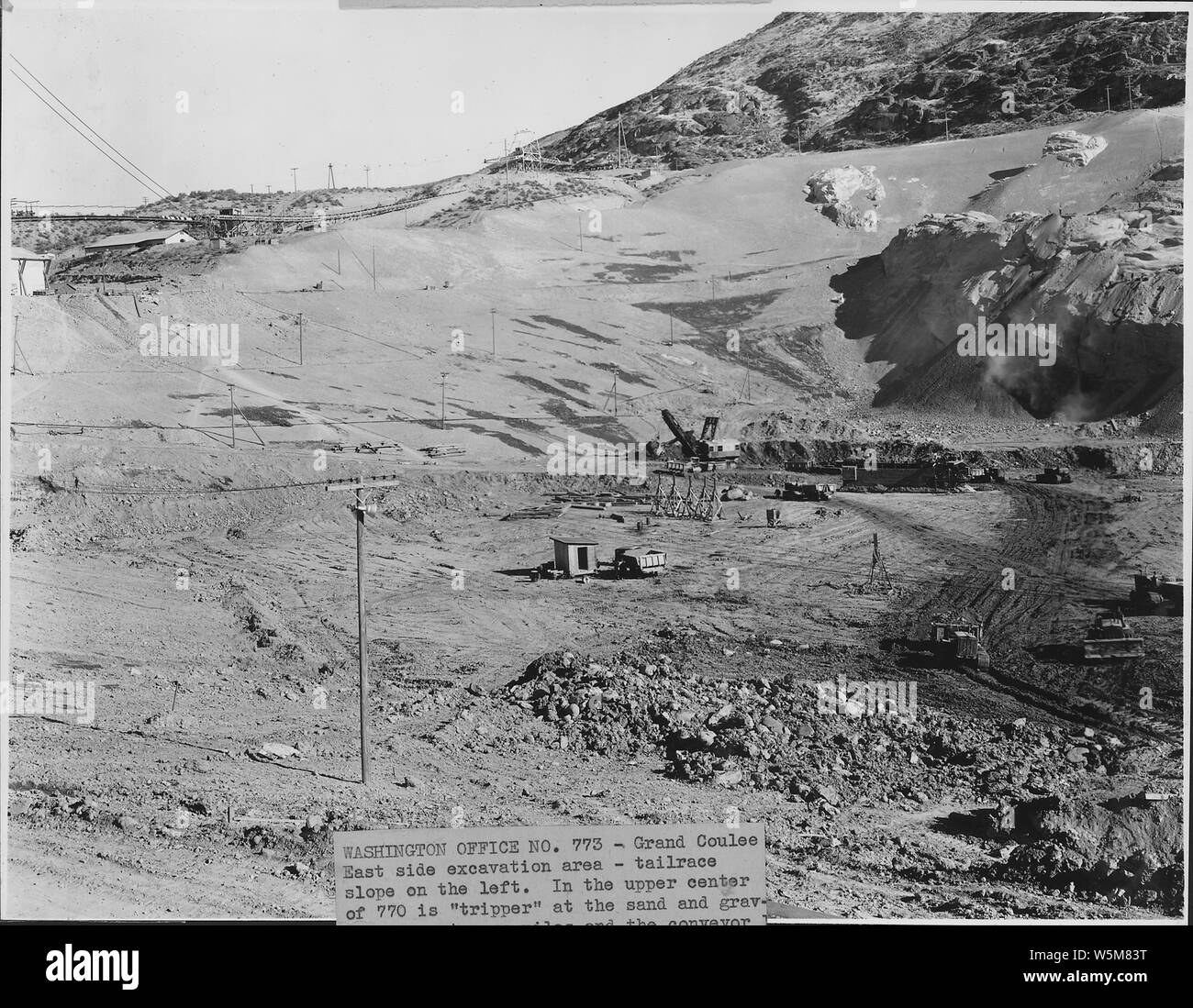 Zone d'excavation côté Est - pente de fuite sur la gauche. Dans la partie centrale supérieure de 770 est 'tripper' au sable et gravier mixer les piles de stockage et la bande qui mène à l'ouest de mixage. Dans le centre est et le substratum du pilier sur la gauche du bassin versant, et d'un convoyeur d'une des mangeoires. ; Portée et contenu : la photographie de deux volumes d'une série d'albums de photos documentant la construction du barrage de Grand Coulee et travaux connexes sur le bassin du Columbia Projet. Banque D'Images