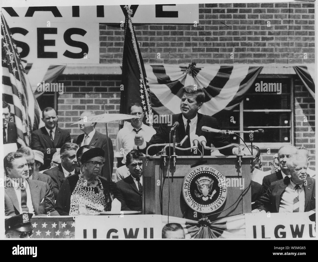 Eleanor Roosevelt, Nelson Rockefeller, John F. Kennedy, et David Dubinsky dans New York City Banque D'Images