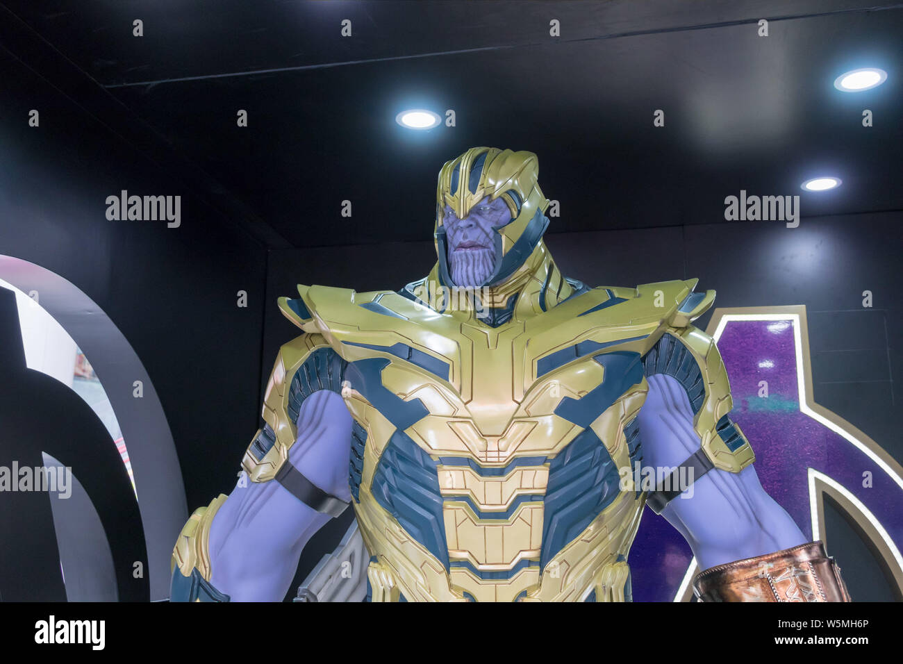La statue Thanos est exposée au héros Marvel de style chinois maquillage d'opéra exposition sur Nanjing East Road, à Shanghai, Chine, le 10 avril 2019. Un Banque D'Images