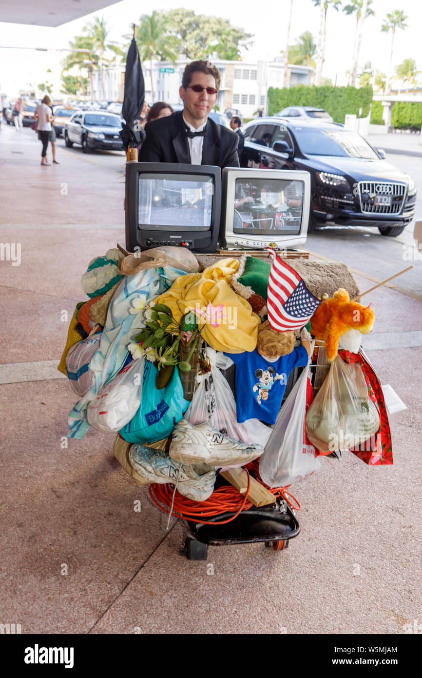 Miami Beach Florida,Centre des congrès de Miami Beach,Art Basel,Steven Gagnon artiste visuel,performance art,sans-abri personne,shopping shopping shoppers shop Banque D'Images