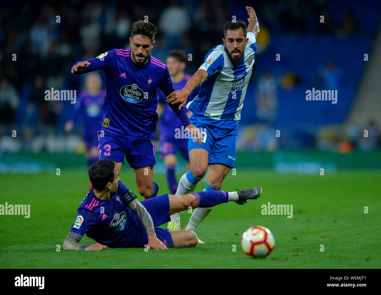 Borja Iglesias, droite, de l'Espanyol défis Hugo Mallo, bas, et David Costas de RC Celta de Vigo lors de leur 34e match de la La Lig Banque D'Images