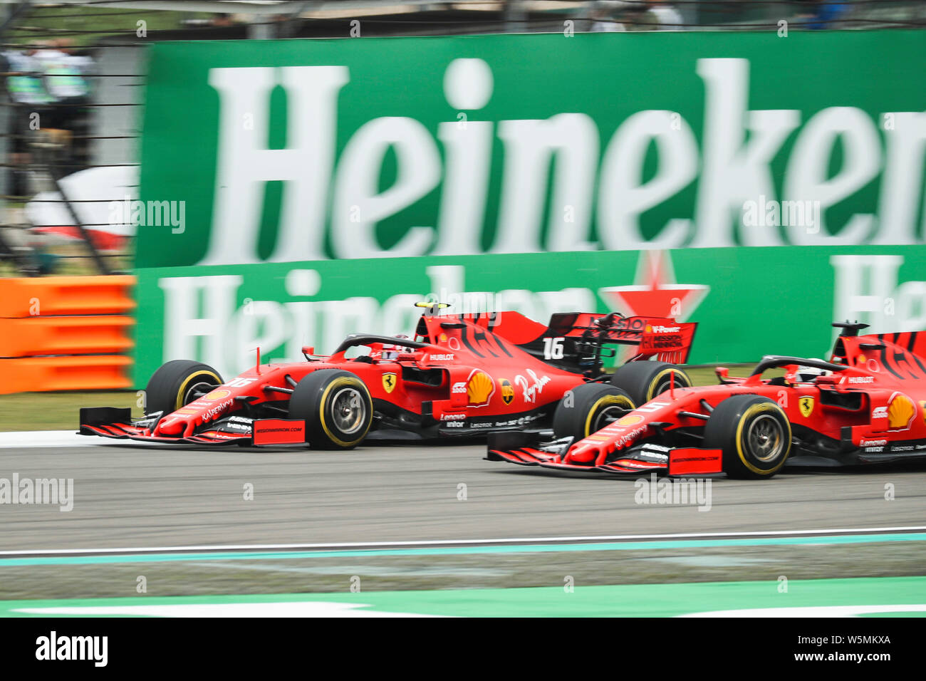 Pilote automobile monégasque Charles Leclerc, à gauche, et l'allemand Sebastian Vettel, pilote de course de la Scuderia Ferrari en compétition au cours de la Heineken Formule 1 Banque D'Images