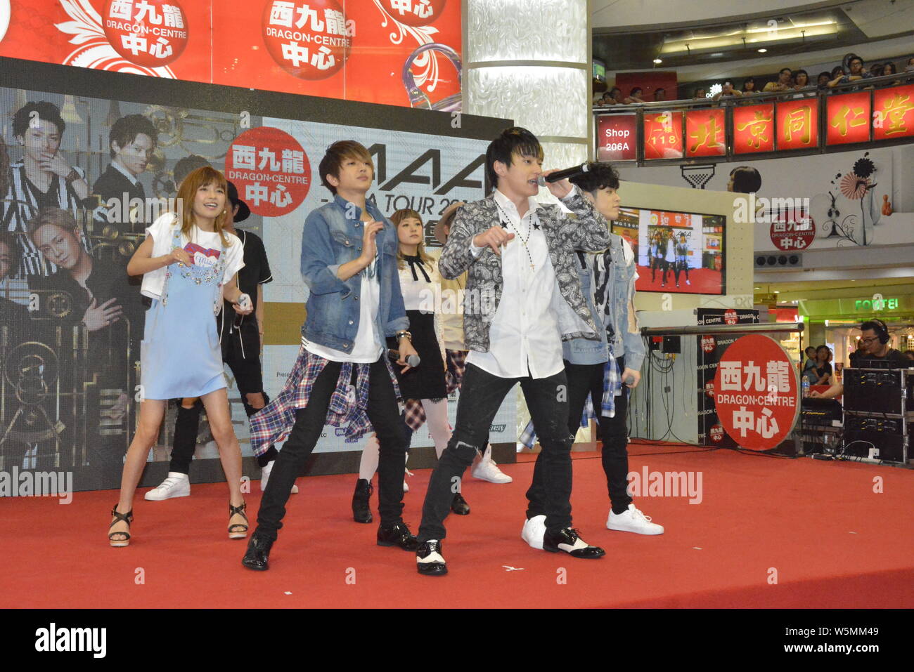 Groupe pop japonais AAA (Attack All Around) fonctionne à une réunion du ventilateur pendant leur tournée en Asie à Hong Kong, Chine, le 5 avril 2015. Banque D'Images