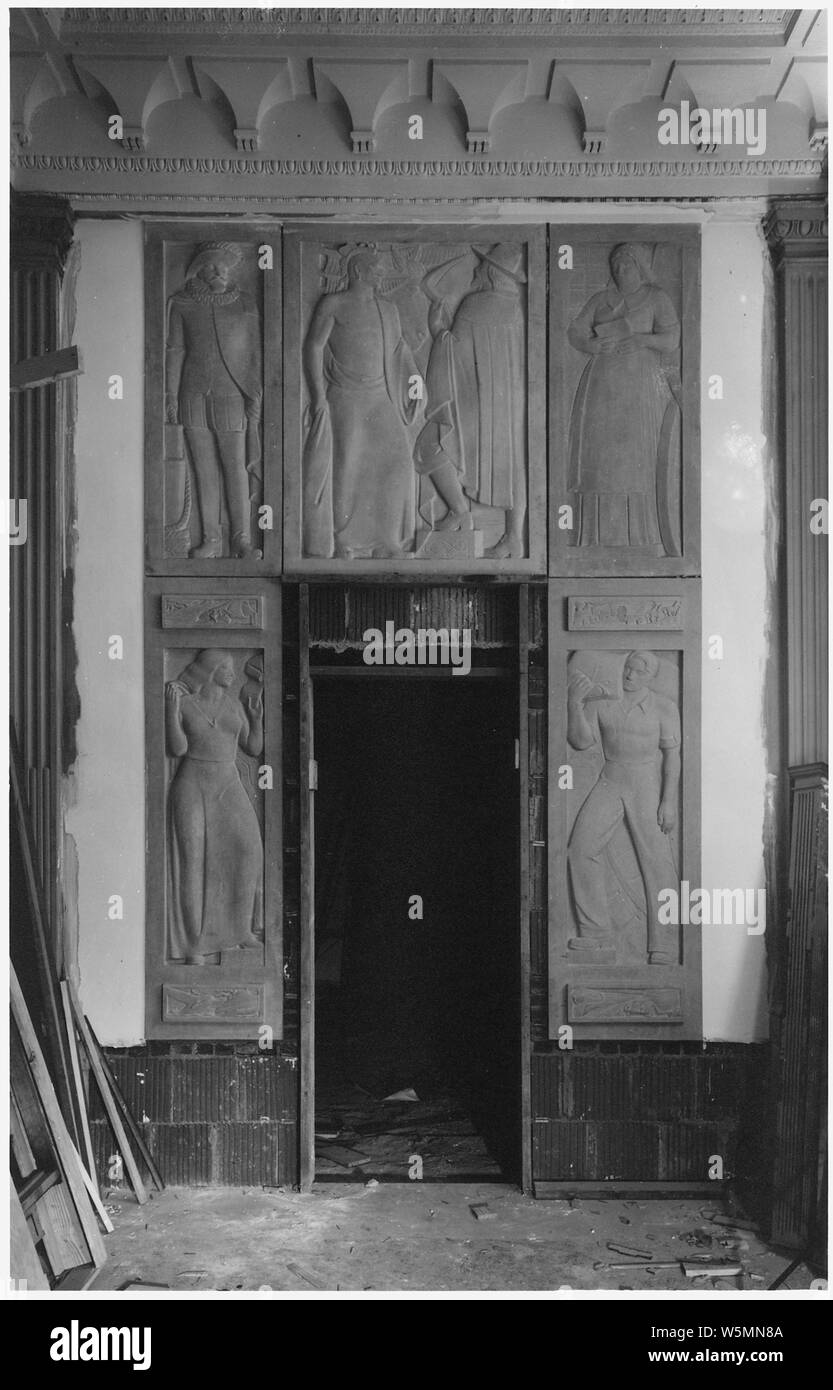 FWA:LRR:Peintures et Sculptures pour les bâtiments publics:bas-relief de six chiffres de différentes époques indiquées dans leur tenue et l'arrière-plan l'encadrement de la porte:artiste Vincent Glinsky:New York Hudson Banque D'Images