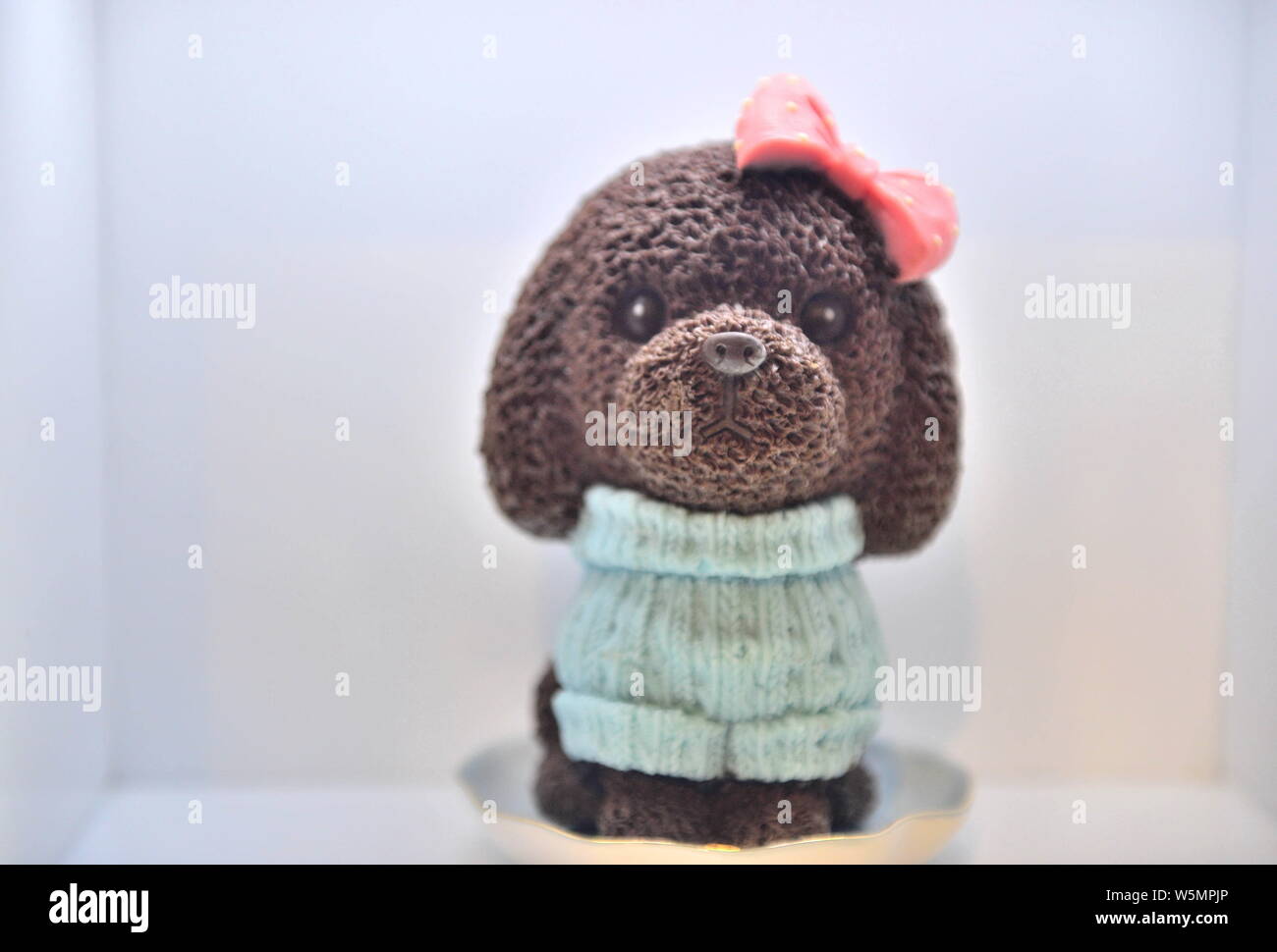 File Un Gateau Chien Realiste Est En Vente Dans Une Boulangerie A Tianjin Chine 23 Novembre 18 En Forme De Chiot Gateaux Mousses Premiere Est Devenue Populaire En Kaohsiun Photo Stock Alamy