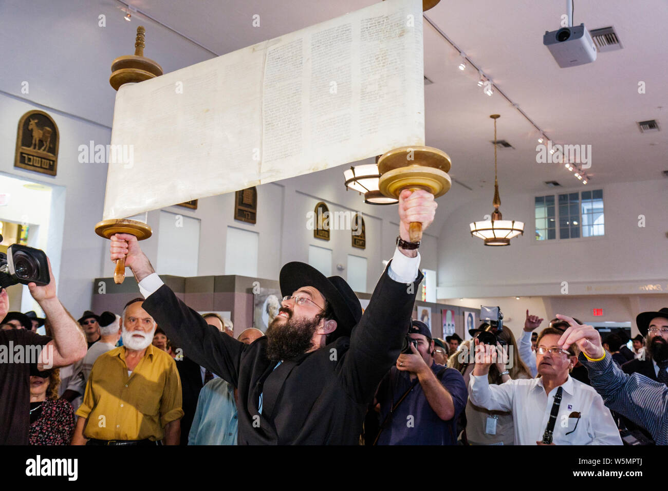 Miami Beach Florida, achèvement du Musée juif de Floride, nouveau Sefer Torah, rabbi, rebbe, juif orthodoxe, Chabad Lubavitch, hassidique, religion, tradition, judaïsme, m Banque D'Images