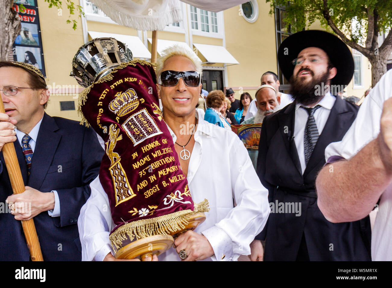 Miami Beach Florida, achèvement du Musée juif de Floride, nouveau Sefer Torah, rabbi, rebbe, juif orthodoxe, Chabad Lubavitch, procession, homme hommes, sponsor, carr Banque D'Images