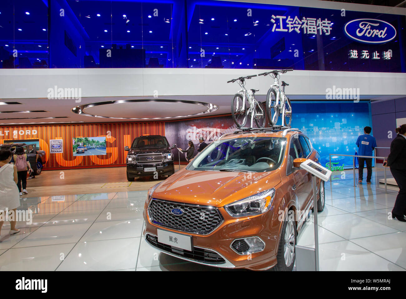 --FILE--une voiture Ford Kuga est affiché lors de la 18ème Exposition de l'industrie internationale de l'Automobile de Shanghai, également connu sous le nom de Auto Shanghai 2019, dans la région de Shang Banque D'Images
