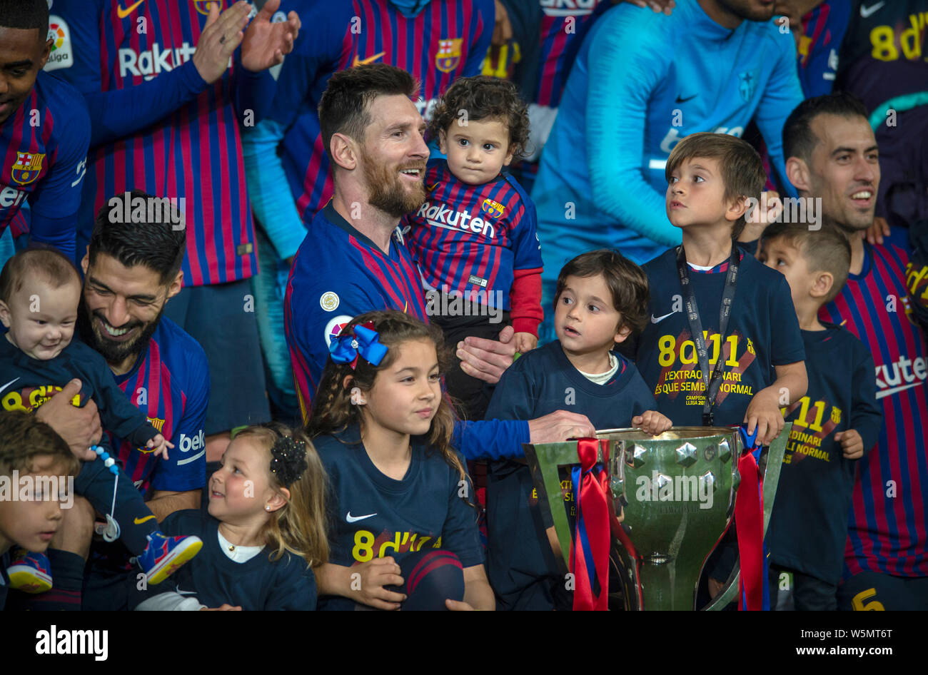 Lionel Messi, centre, et ses coéquipiers du FC Barcelone posent avec leurs enfants après qu'ils défait Levante UD au cours de leur 35e match de la La Li Banque D'Images