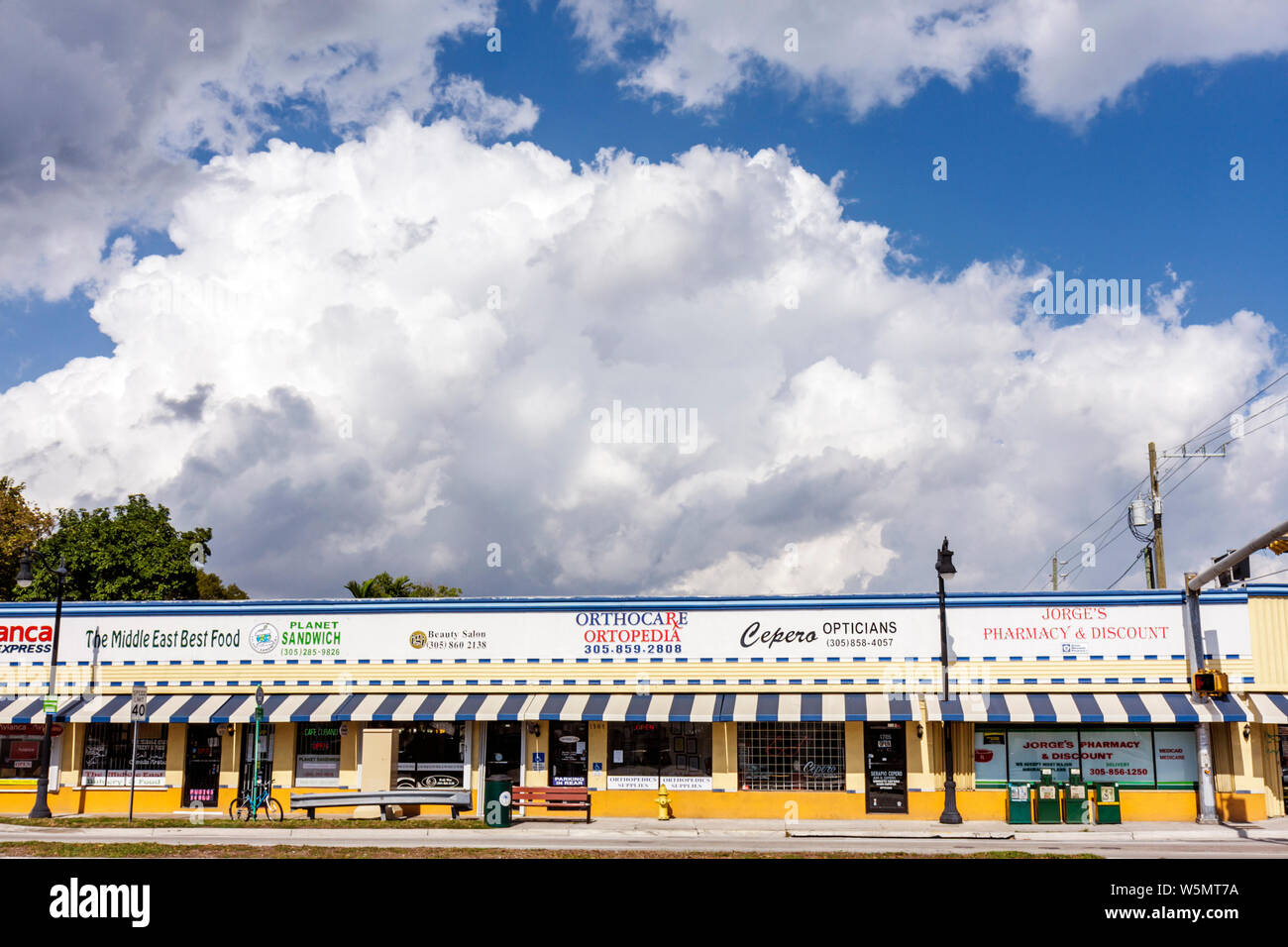 Miami Florida, shopping shopper shoppers magasins marché marchés achats vendre, magasin de détail magasins entreprises, nuages, strip Mall Banque D'Images