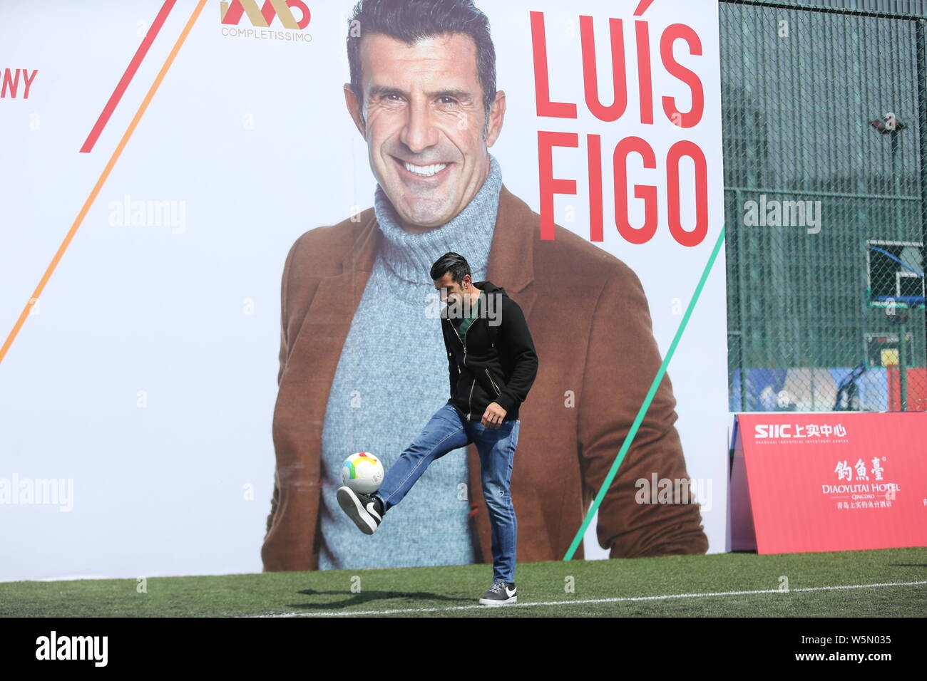 Ancien joueur de football portugais Luis Figo assiste à la cérémonie d'ouverture au régime SIIC Cup 2019 Shanghai Children's Foot Ligue élite à Qingdao city, Banque D'Images
