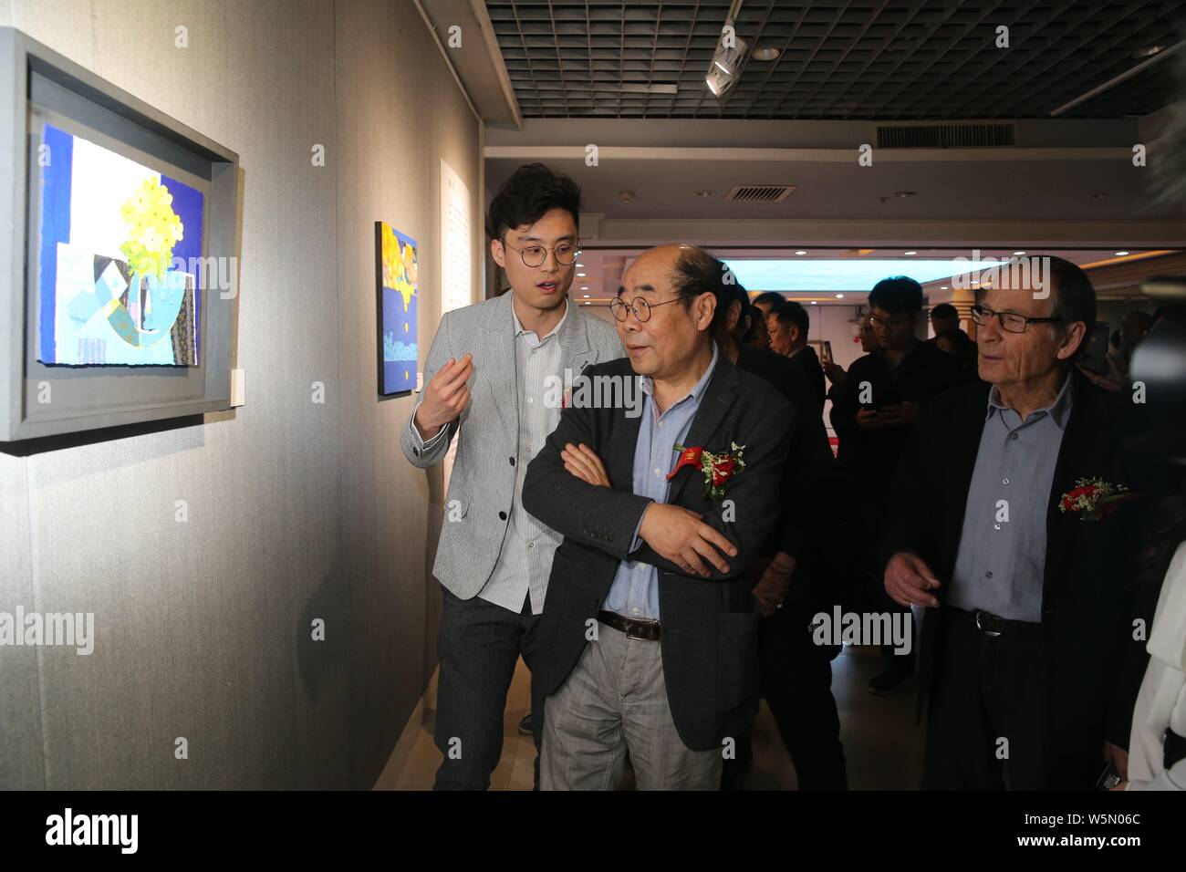 Peintre français Andre Vigud, droite, assiste à la cérémonie d'ouverture de Au printemps tardif exposition dans la ville de Xi'an, province du Shaanxi du nord-ouest de la Chine, Banque D'Images