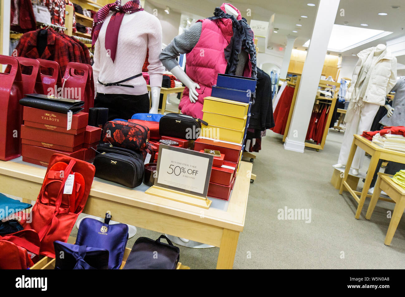 Palm Beach Gardens Florida,The Gardens Mall,Talbots,afficher la vente, magasin,magasins,entreprises,quartier,luxe,bien habillé,femme,vêtements  pour hommes,vêtements,a Photo Stock - Alamy