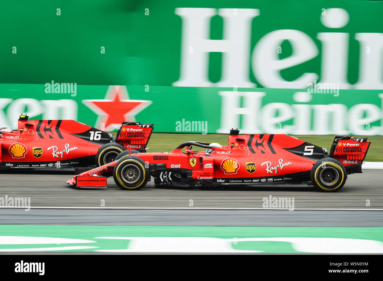 Pilote automobile monégasque Charles Leclerc, à gauche, et l'allemand Sebastian Vettel, pilote de course de la Scuderia Ferrari en compétition au cours de la Heineken Formule 1 Banque D'Images