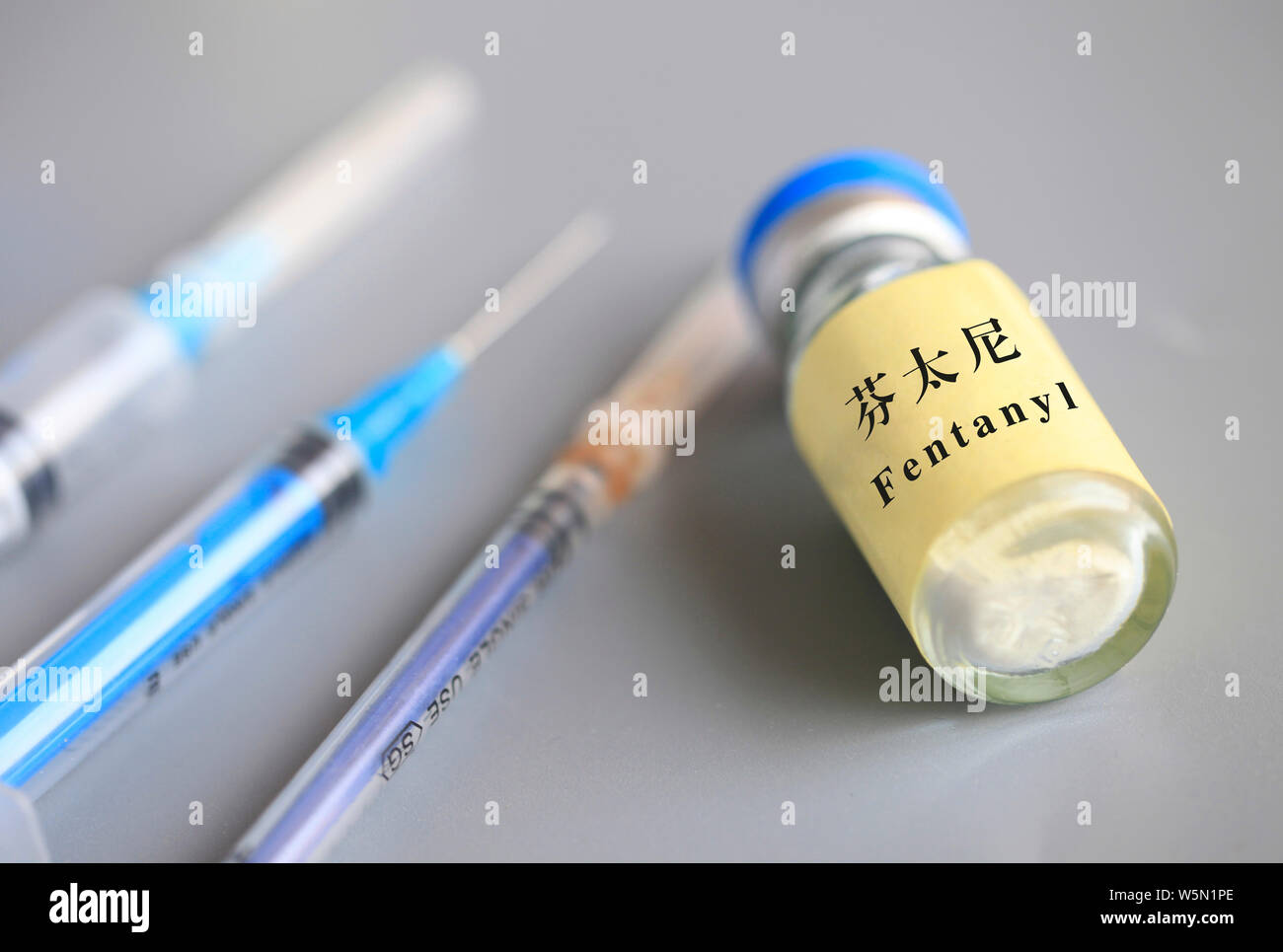 --FILE--une bouteille de Fentanyl Pharmaceuticals s'affiche dans la ville d'Anyang, province du Henan en Chine centrale, le 12 novembre 2018. La Chine va ajouter le fentanyl- Banque D'Images