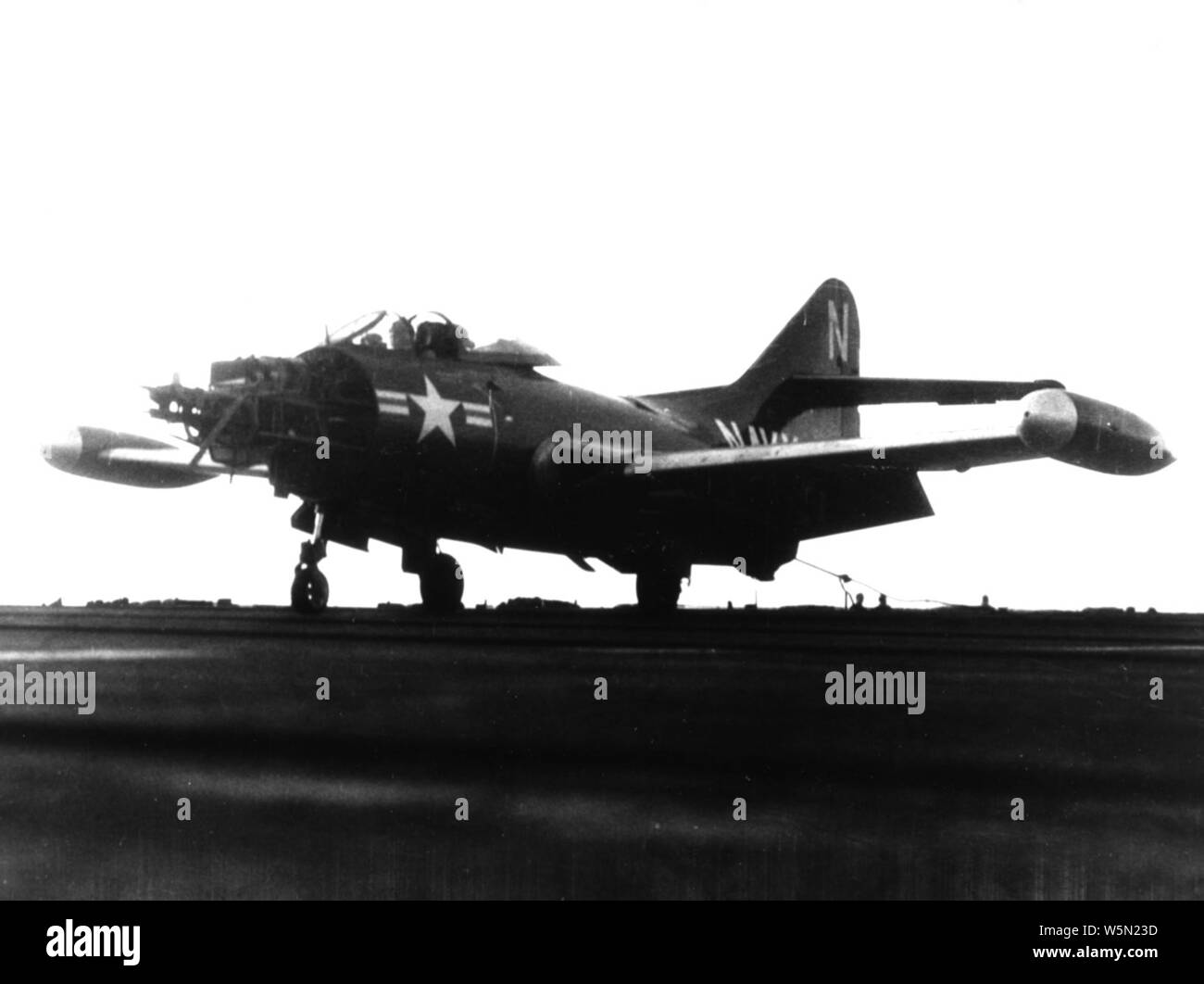 Endommagé. F9F-2 du VF-91 atterrit sur le USS mer des Philippines (CVA-47) en juillet 1953. Banque D'Images