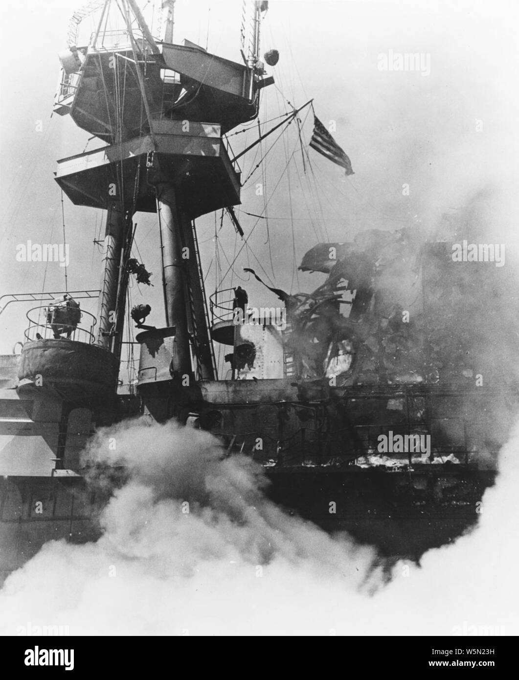 Dommages à la cheminée et de l'USS Hornet pont du signal (CV-8) le 26 octobre 1942 (80-G-40300). Banque D'Images