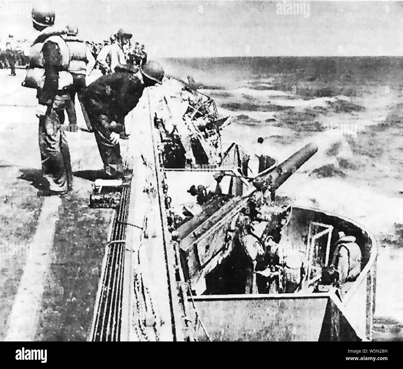 Galerie canon avant port endommagé à bord de l'USS Lexington (CV-2) le 8 mai 1942 Banque D'Images